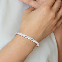 14k White Gold 3/16 Textured Children's Hinged Bangle-DB691W