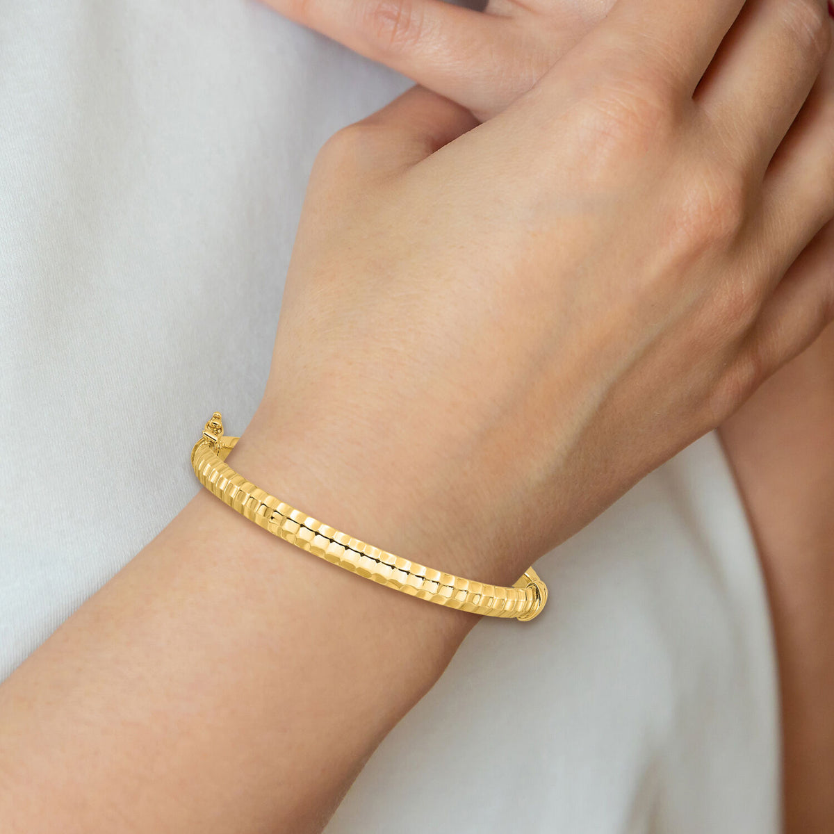 14K Polished and Ridged Hinged Bangle Bracelet-DB732