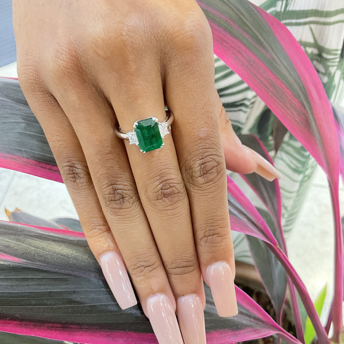 EMERALD & DIAMOND RING