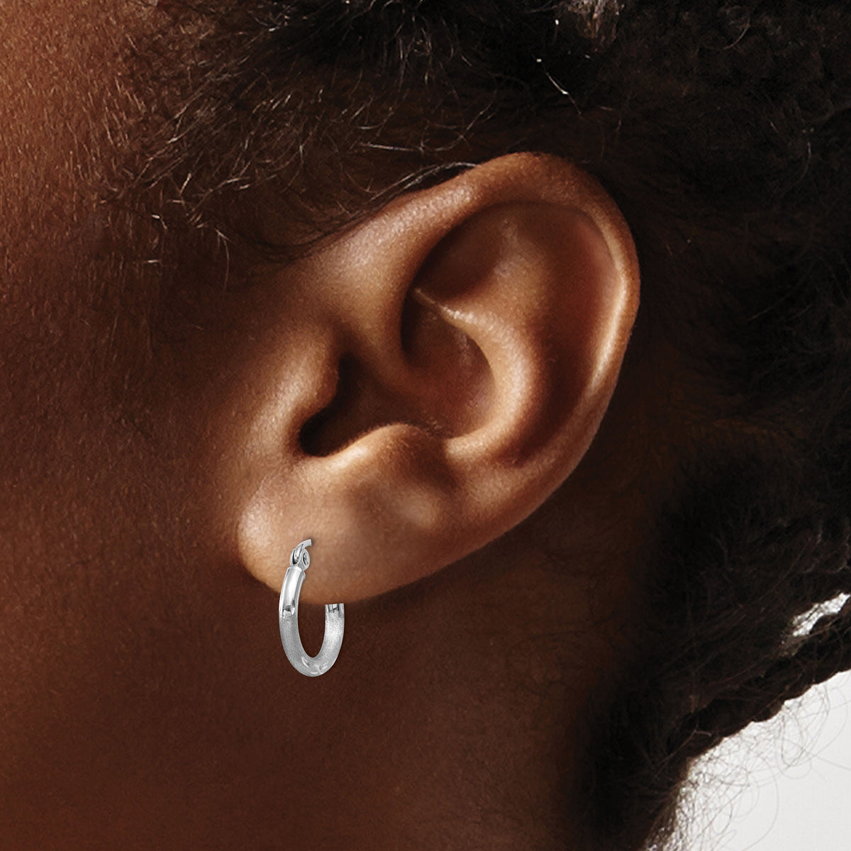 14k White Gold Satin and Diamond-cut 2mm Round Hoop Earrings-TC200