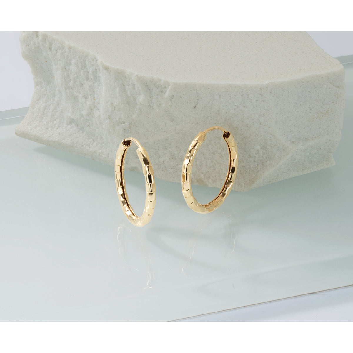 14k Gold Polished Faceted 2.5mm Hoop Earrings-TF1008