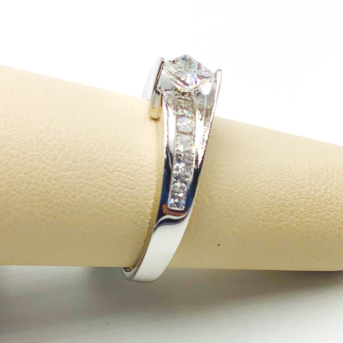 #AK40260 SOLITAIRE DIAMOND RING