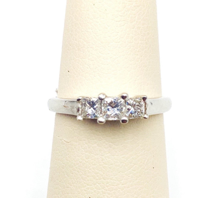 #50025123 3 STONE DIAMOND RING