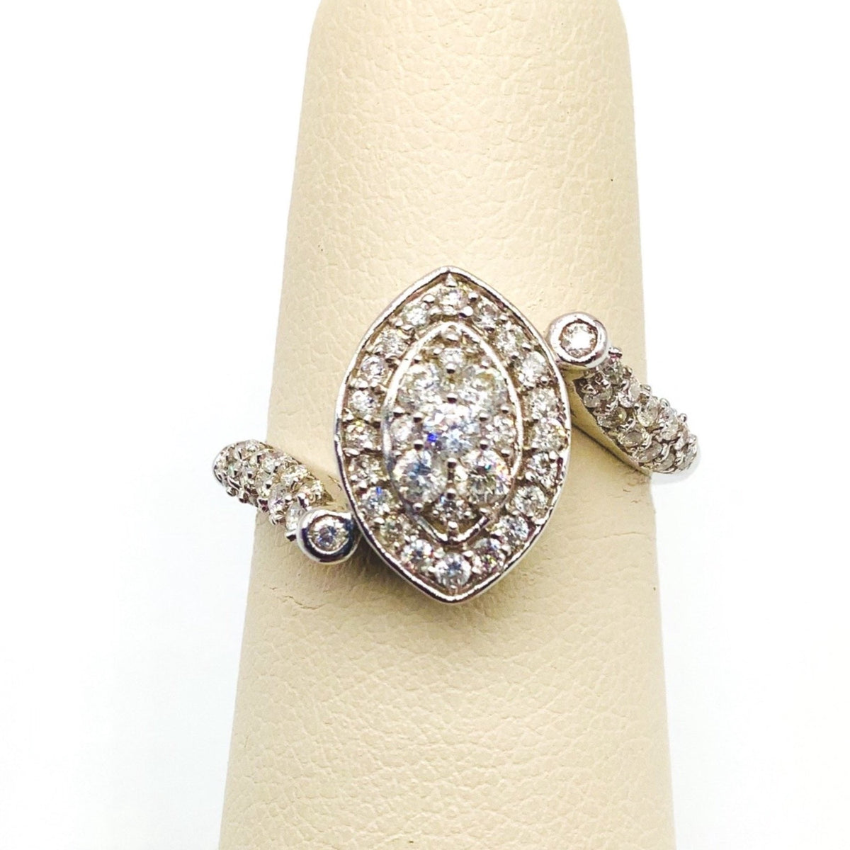 #10116992 ELEGANT MARQUISE SHAPED DIAMOND RING.