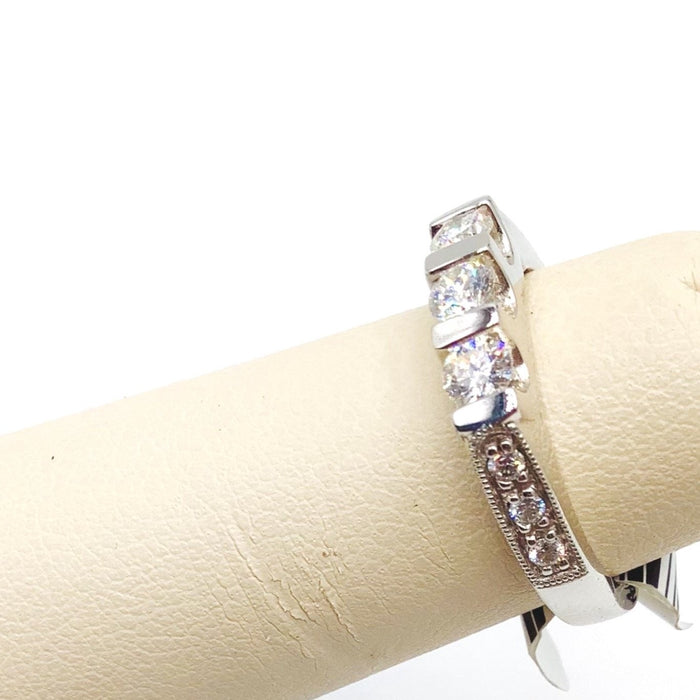 #AK60365 3-STONE DIAMOND RING