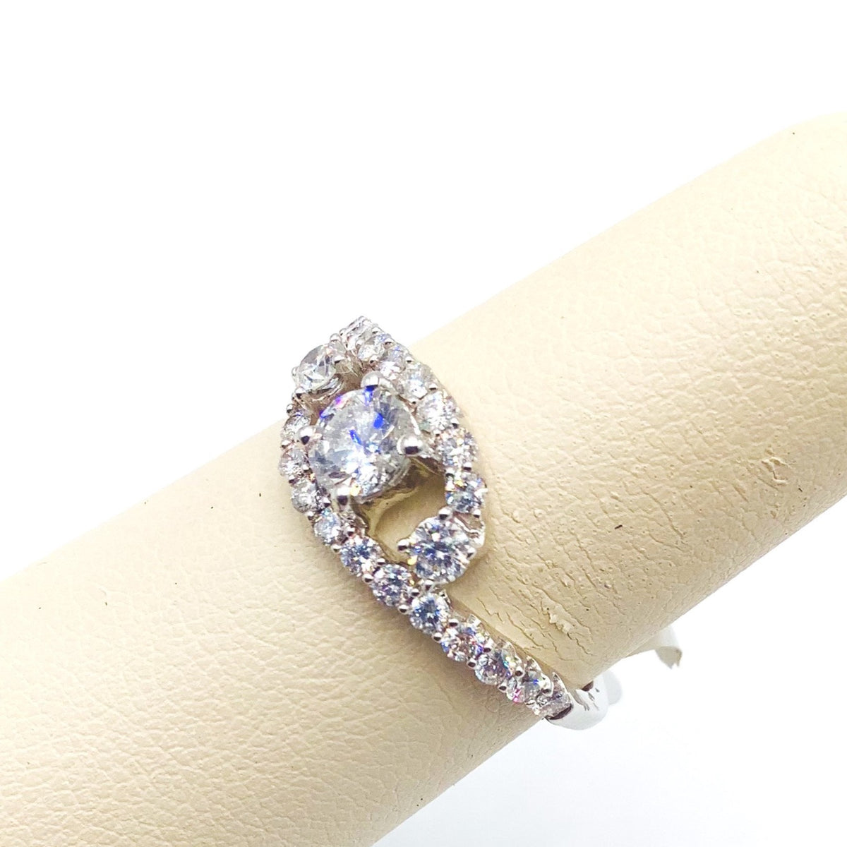 #AK62671 3 STONE UNIQUE SETTING DIAMOND RING