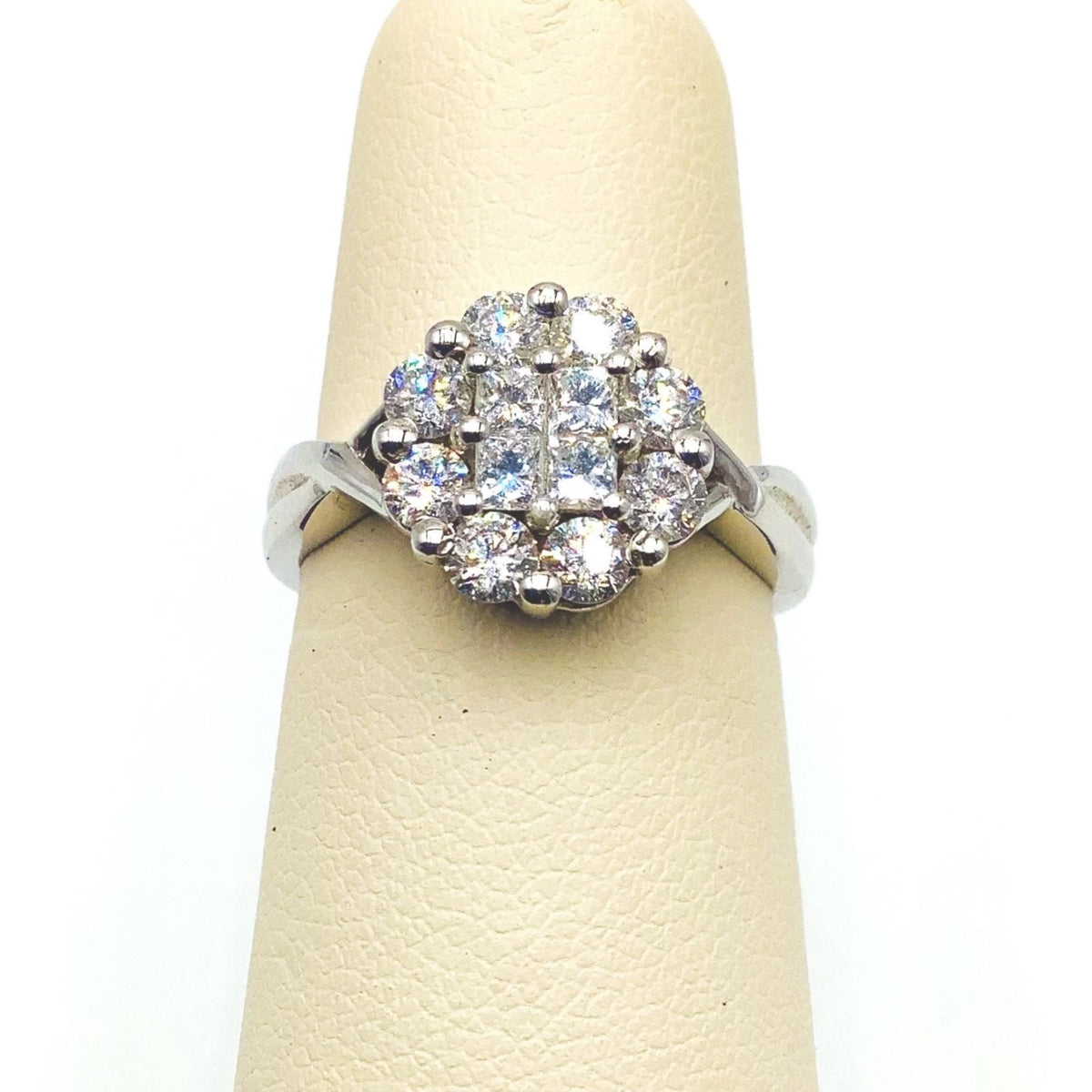 #AK66672 FLOWER DIAMOND RING