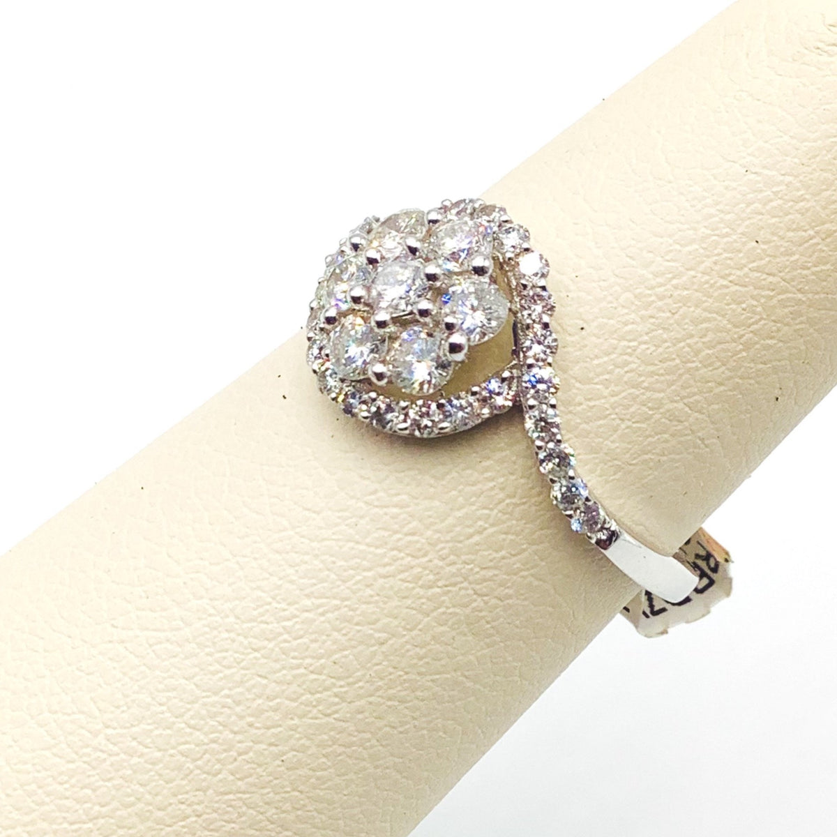 #10131010 ELEGANT FLOWER SHAPED DIAMOND RING