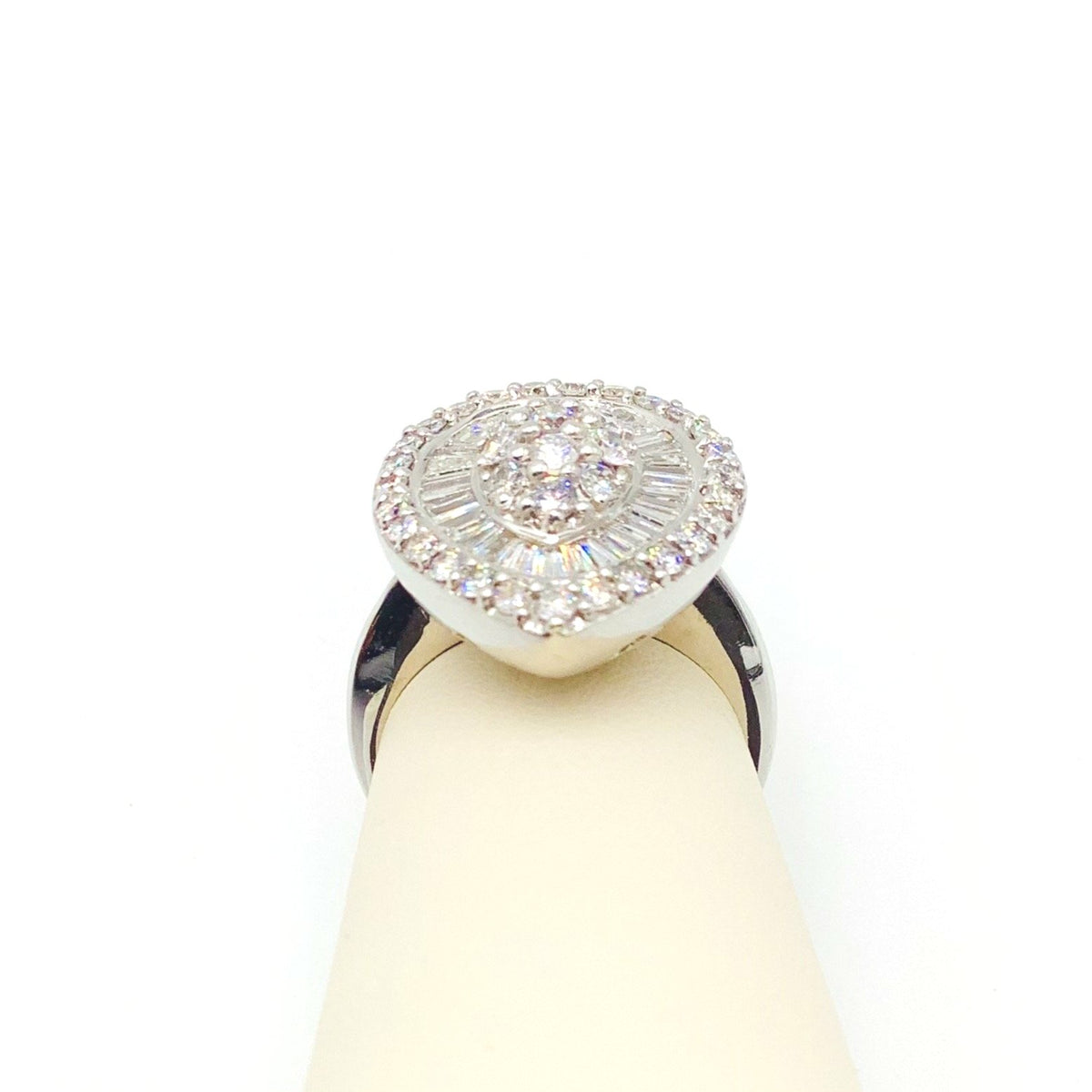 #10095346 UNIQUE BAGUETTE AND ROUND DIAMOND RING