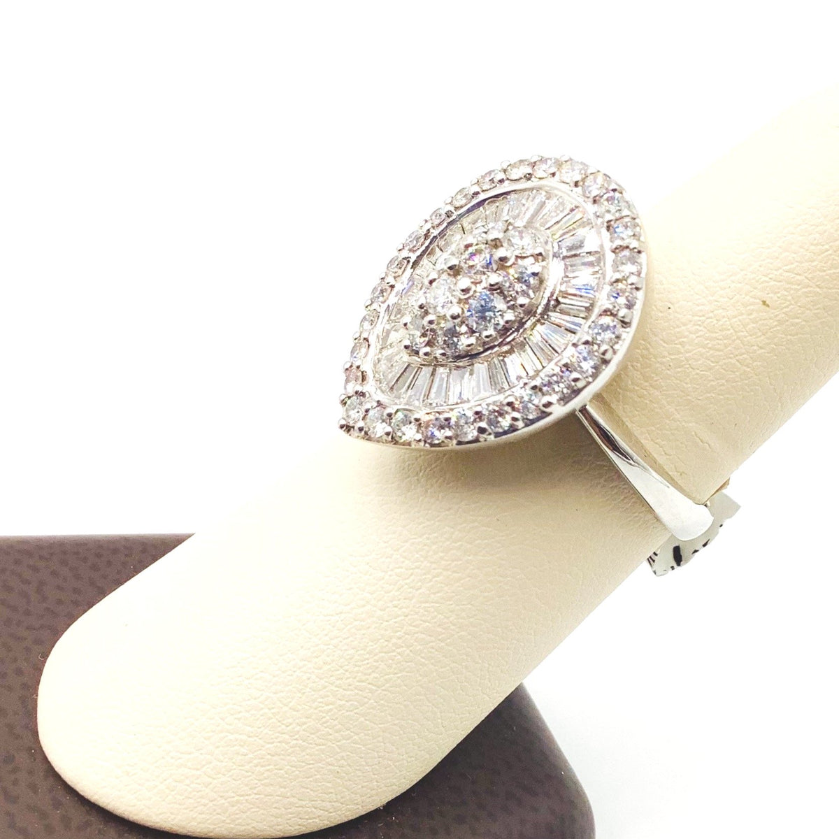 #10095346 UNIQUE BAGUETTE AND ROUND DIAMOND RING